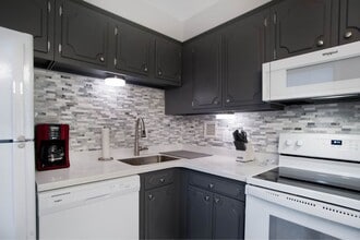 1800 Roundhill Rd, Unit 1907 in Charleston, WV - Building Photo - Building Photo