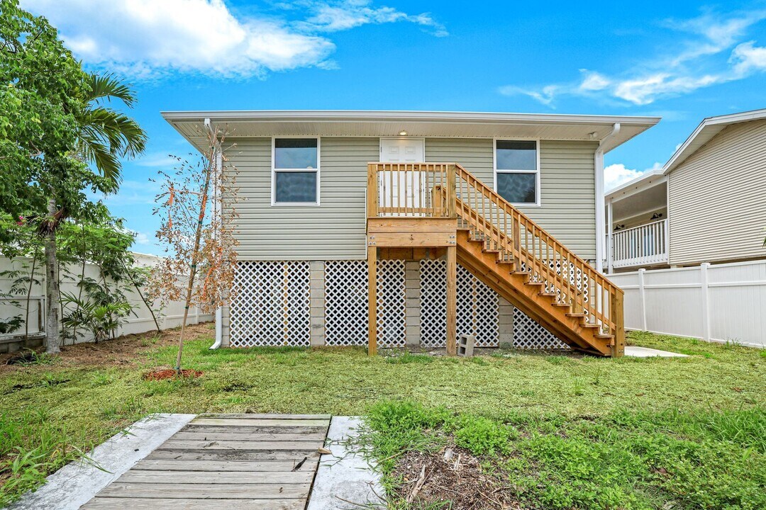 627 Pam in Goodland, FL - Building Photo