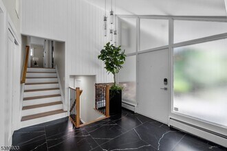 11 Stevenson Ln in Upper Saddle River, NJ - Building Photo - Building Photo