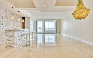 848 Brickell Key Dr in Miami, FL - Building Photo - Building Photo