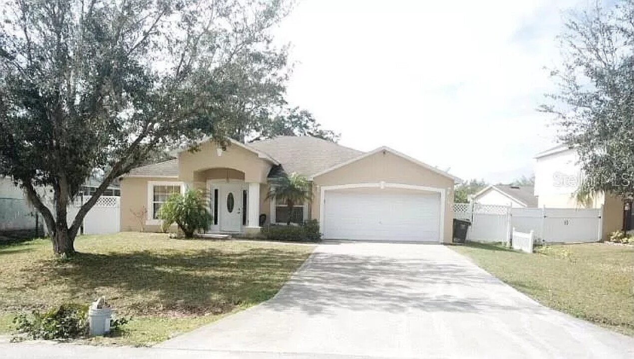 1816 Snapper Dr in Poinciana, FL - Building Photo