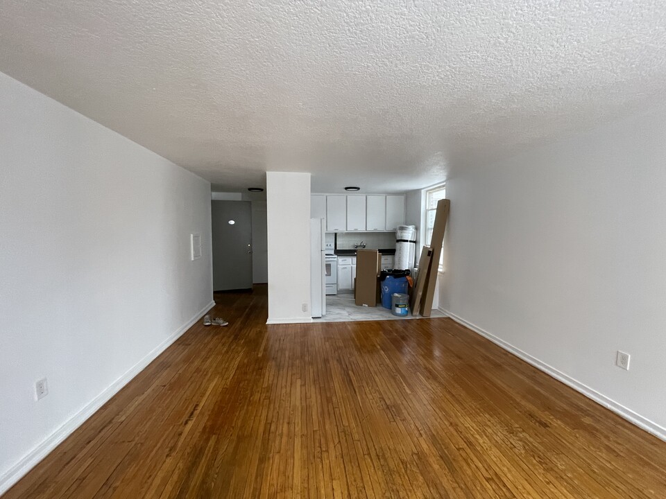 2407 Lake Shore Blvd W in Toronto, ON - Building Photo