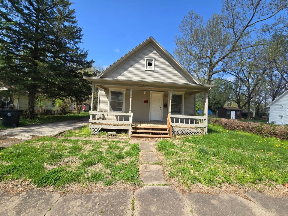 727 NE Winfield Ave in Topeka, KS - Building Photo
