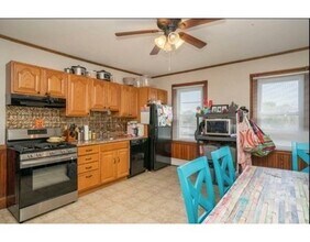 64 Crapo St-Unit -2,3 in Bridgewater, MA - Building Photo - Building Photo