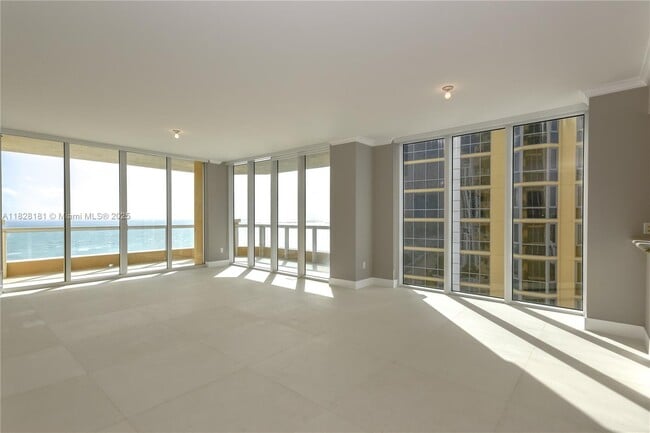 17875 Collins Ave, Unit 2706 in Sunny Isles Beach, FL - Foto de edificio - Building Photo