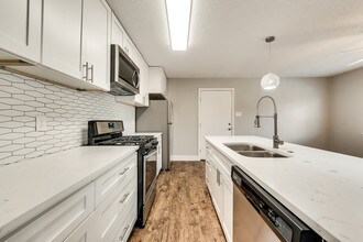 Prairie Apartments in Dallas, TX - Foto de edificio - Building Photo