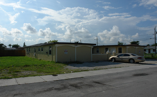 1951 SW 54th Ave in Hollywood, FL - Building Photo - Building Photo