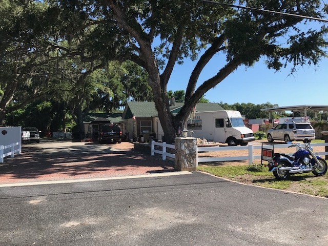 1341 Whitfield Ave in Sarasota, FL - Foto de edificio - Building Photo