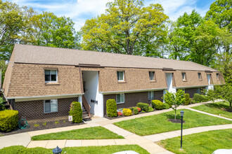 Valley Glen Condos in Maple Shade, NJ - Building Photo - Building Photo