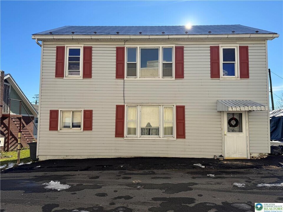 516 Heckman Ave in Nazareth, PA - Building Photo