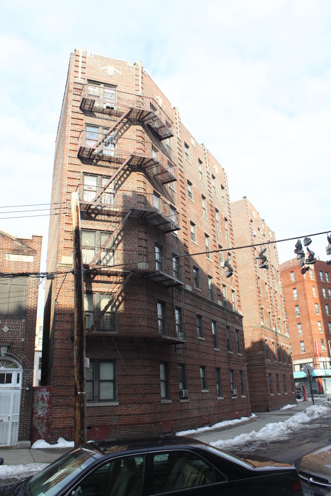 2123 Tiebout Ave in Bronx, NY - Building Photo - Building Photo