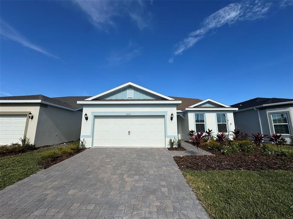 8225 Fenton St in Orlando, FL - Building Photo