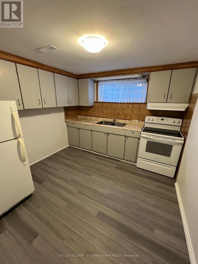 9 Dalbeattie Ave in Toronto, ON - Building Photo - Building Photo