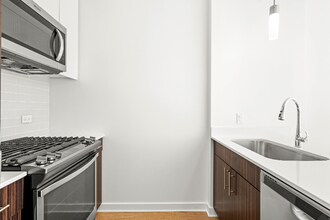 100 E Lake St in Chicago, IL - Building Photo - Building Photo