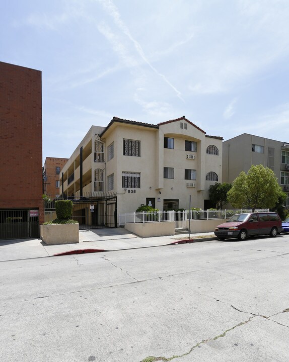 838 S Gramercy Dr in Los Angeles, CA - Building Photo