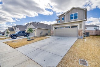 15302 Still Water Mdw Lp in College Station, TX - Foto de edificio - Building Photo
