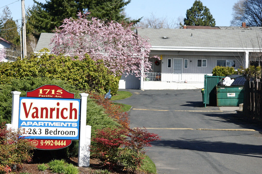 Vanrich Apartments in Forest Grove, OR - Building Photo