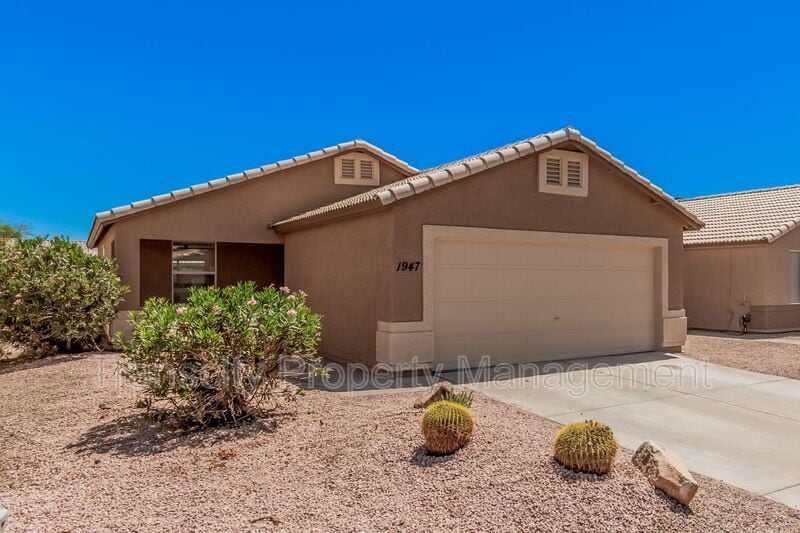 1947 W 21st Ave in Apache Junction, AZ - Foto de edificio