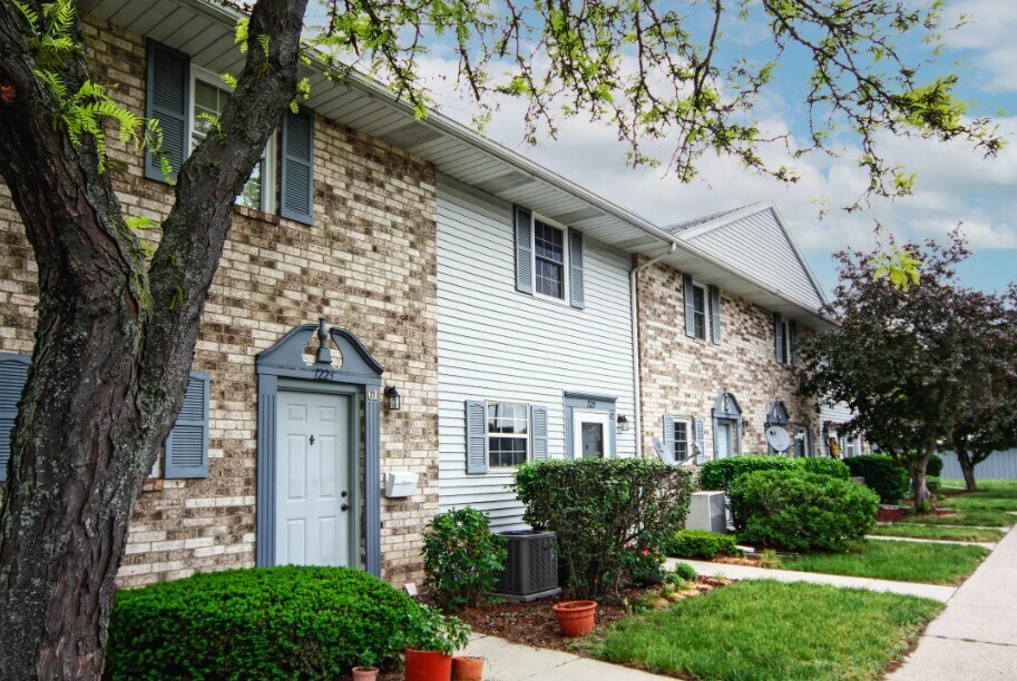 Waldon Pond Townhomes in Marshall, MI - Foto de edificio