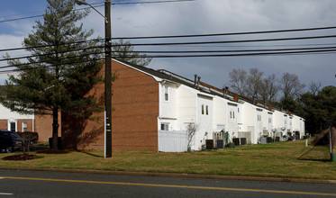 Hodges Ferry East Townhomes in Portsmouth, VA - Building Photo - Building Photo