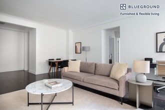 15 W 55th St in New York, NY - Building Photo - Building Photo