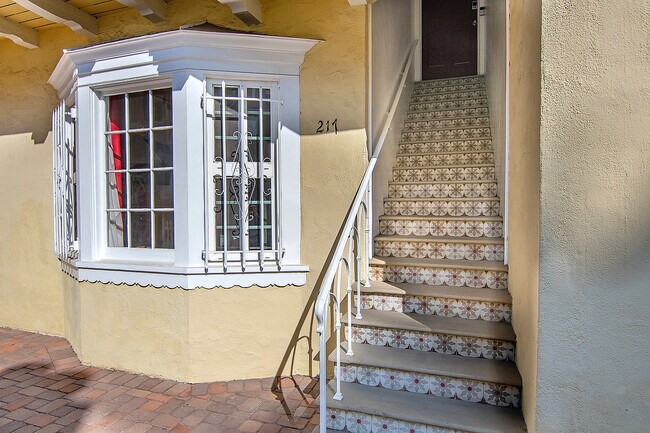 217 Poinsettia S Pl in Los Angeles, CA - Building Photo - Building Photo