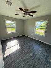 800 E Houston St in Dayton, TX - Foto de edificio - Building Photo