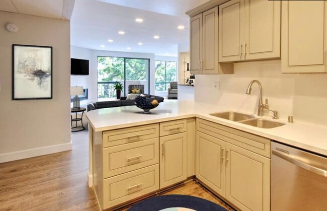 423 N Palm Dr, Unit 302 in Beverly Hills, CA - Building Photo - Building Photo