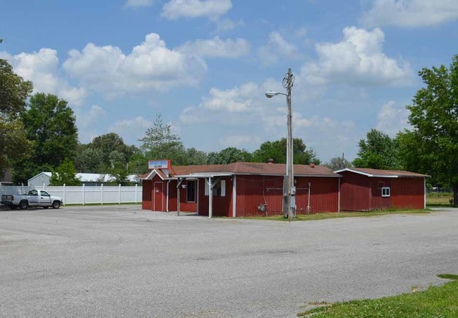 1343 Highway 145 S in Harrisburg, IL - Foto de edificio - Building Photo