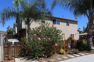 1242 Persimmon Ave in El Cajon, CA - Foto de edificio - Building Photo