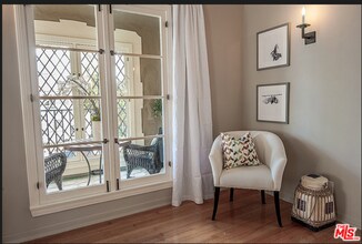 148 S Orange Dr, Unit 148 Upper in Los Angeles, CA - Building Photo - Building Photo