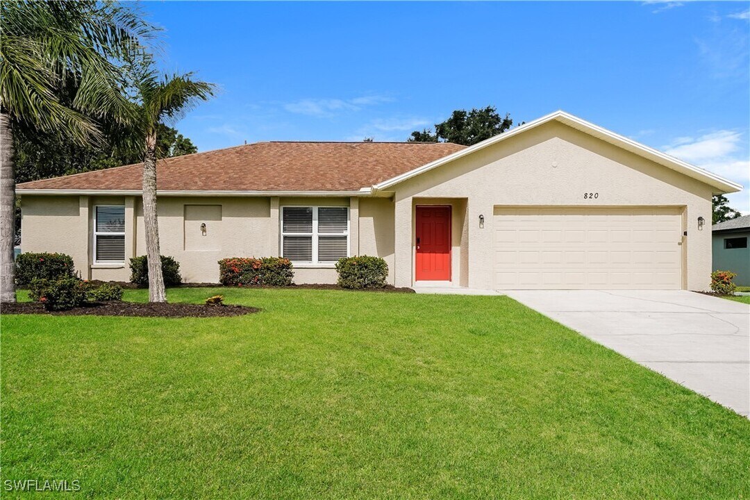 820 SW 11th Ct in Cape Coral, FL - Building Photo