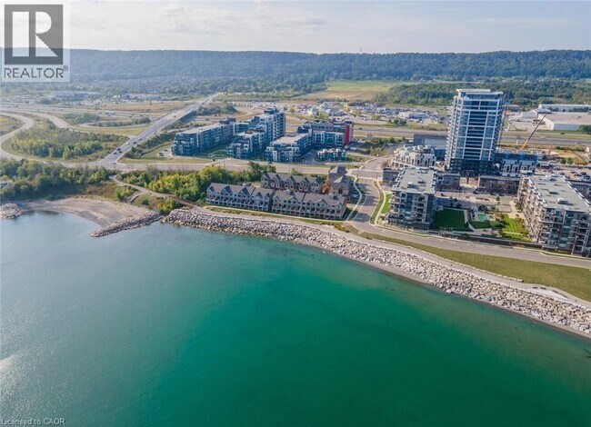 15 Pierre Trudeau Ln in Grimsby, ON - Building Photo - Building Photo