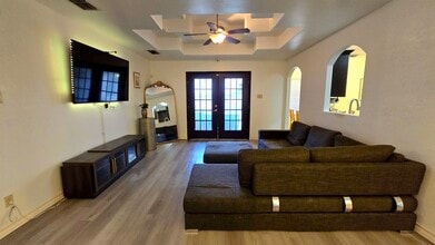 313 Floral Blvd in Laredo, TX - Building Photo - Building Photo