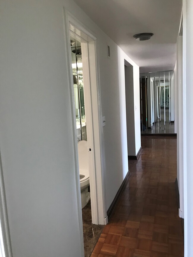 11044 Ophir Dr, Unit Penthouse E in Los Angeles, CA - Foto de edificio - Building Photo