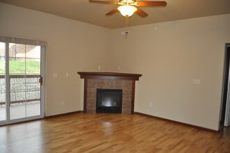 1820 W Benton St, Unit 201 in Iowa City, IA - Foto de edificio - Building Photo