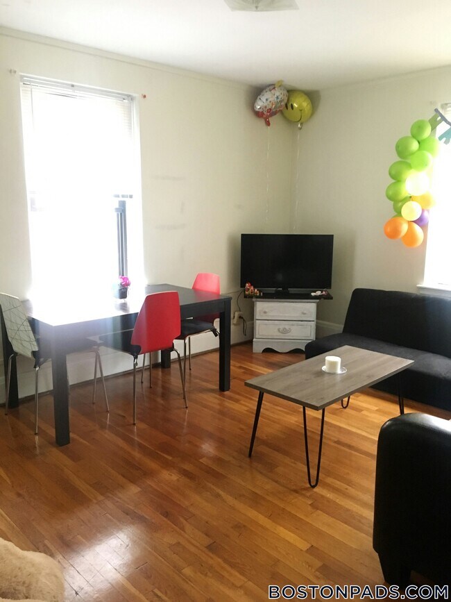 349 Pleasant St, Unit C-15 in Malden, MA - Foto de edificio - Building Photo