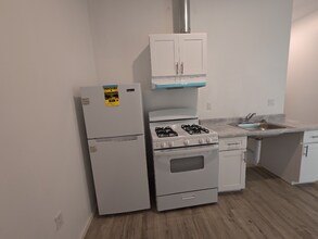 10501 Wilmington Ave in Los Angeles, CA - Foto de edificio - Building Photo