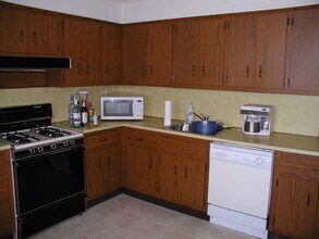 29 Knapp Ave, Unit FIRST FLOOR in Edison, NJ - Foto de edificio - Building Photo