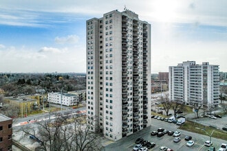 2440 Hurontario St in Mississauga, ON - Building Photo - Building Photo