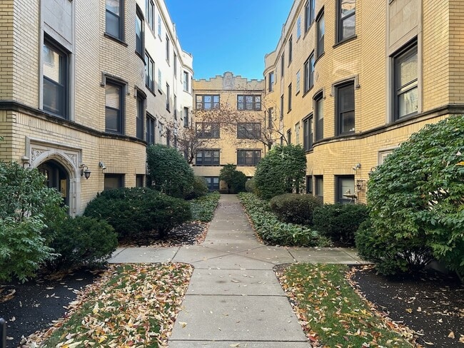 property at 4609 N Paulina St