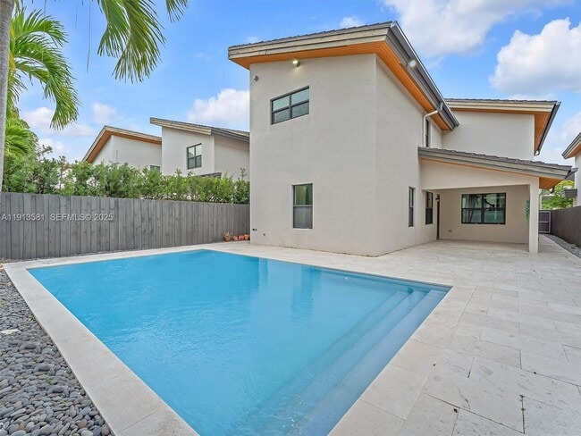 10250 NW 76th Ter in Doral, FL - Foto de edificio - Building Photo