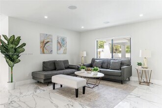 1600 Micanopy Ave in Miami, FL - Building Photo - Building Photo