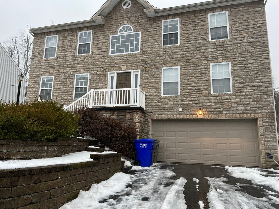 212 Macduff Ct in Gibsonia, PA - Building Photo