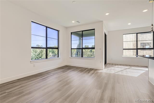 2038 S Holly St in Denver, CO - Foto de edificio - Building Photo