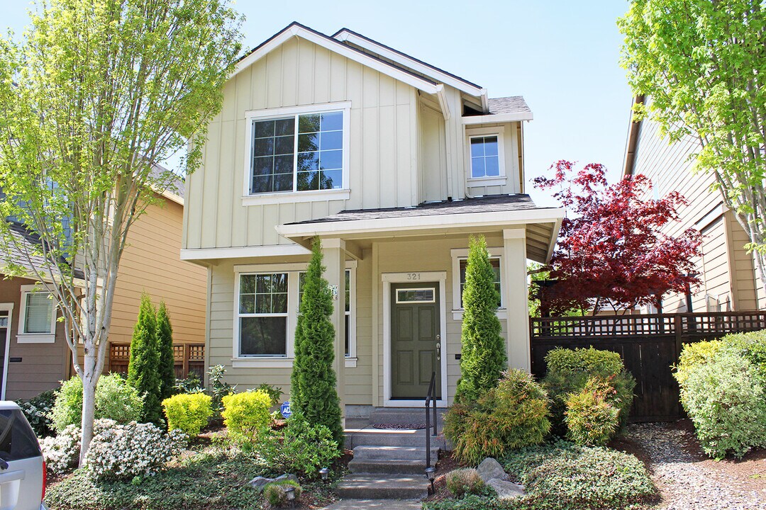 321 NE Edgeway Drive in Hillsboro, OR - Building Photo
