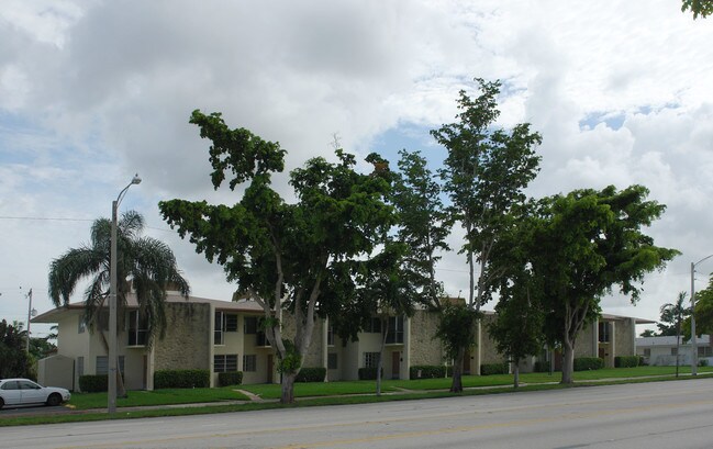 Floral Park Townhomes in Hollywood, FL - Building Photo - Building Photo