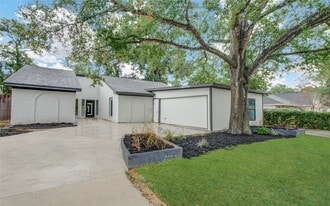 10300 Mayfield Rd in Houston, TX - Building Photo