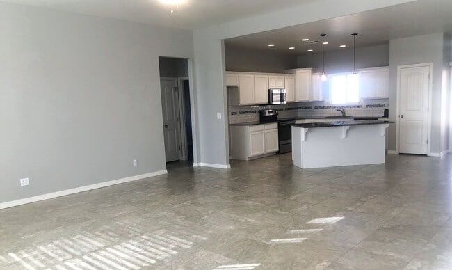 2053 Buena Vista Dr in Kingman, AZ - Building Photo - Building Photo