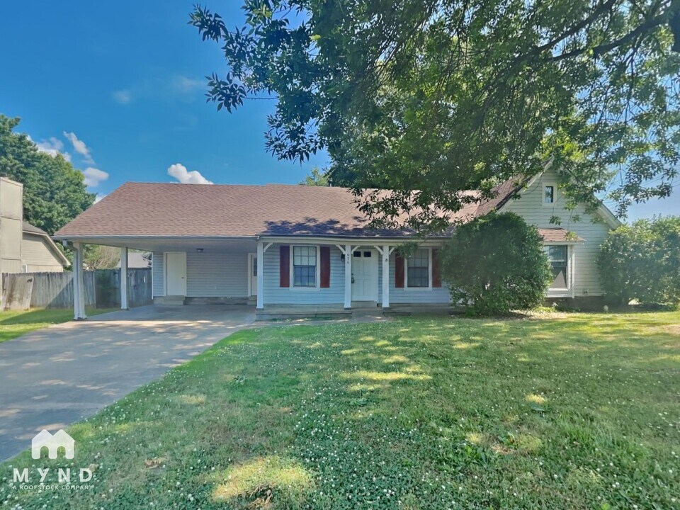 976 Clarington Dr in Southaven, MS - Building Photo